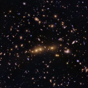 Hubble vislumbra a fusão de aglomerados de galáxias