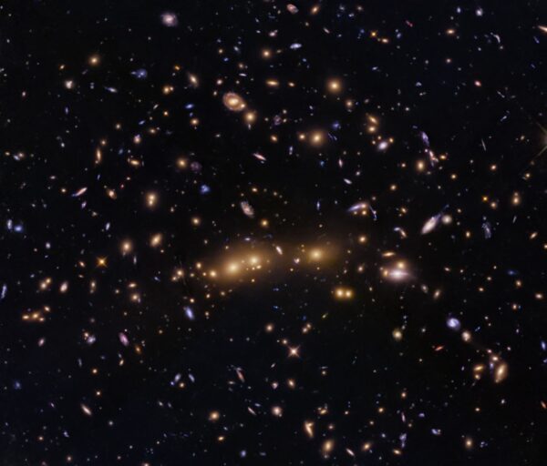 Hubble vislumbra a fusão de aglomerados de galáxias