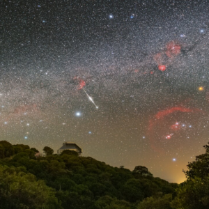 Meteoros cruzam o céu acima da foto do observatório espacial do dia 5 de junho de 2026