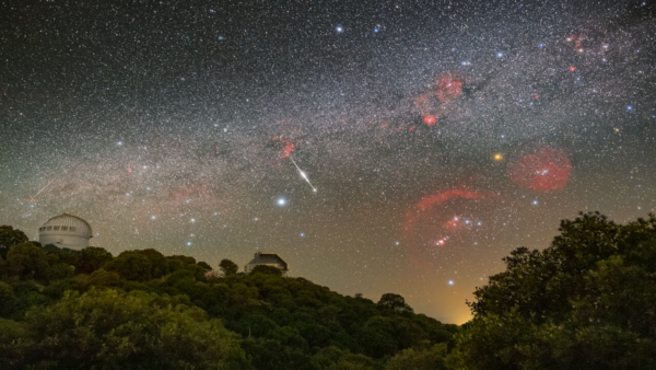Meteoros cruzam o céu acima da foto do observatório espacial do dia 5 de junho de 2026