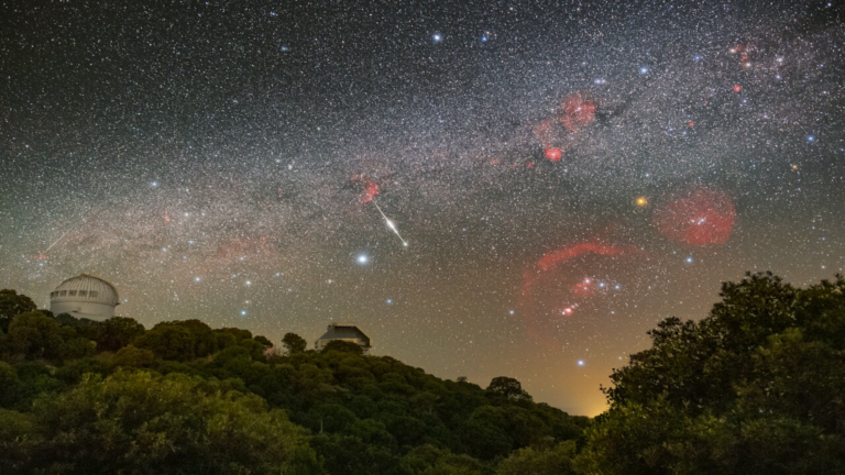 Meteoros cruzam o céu acima da foto do observatório espacial do dia 5 de junho de 2026