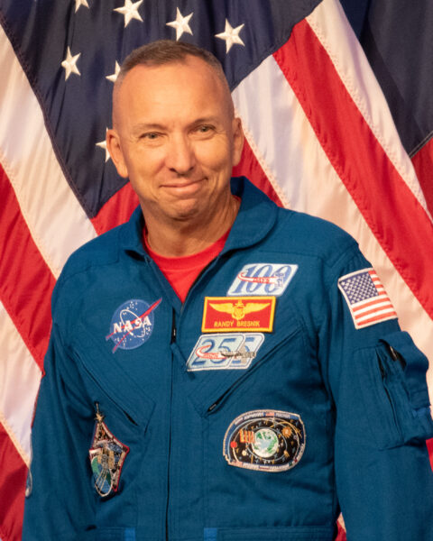 NASA revela tripulação de astronautas da Artemis 3