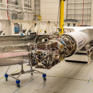 Nave espacial impulsionadora de satélite se prepara para lançamento dentro do foguete lançado pelo ar, foto do dia em 12 de junho de 2026