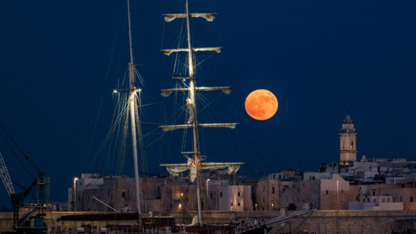 O Strawberry Moon de junho é uma delícia para os observadores do céu em todo o mundo. Aqui estão nossas fotos favoritas