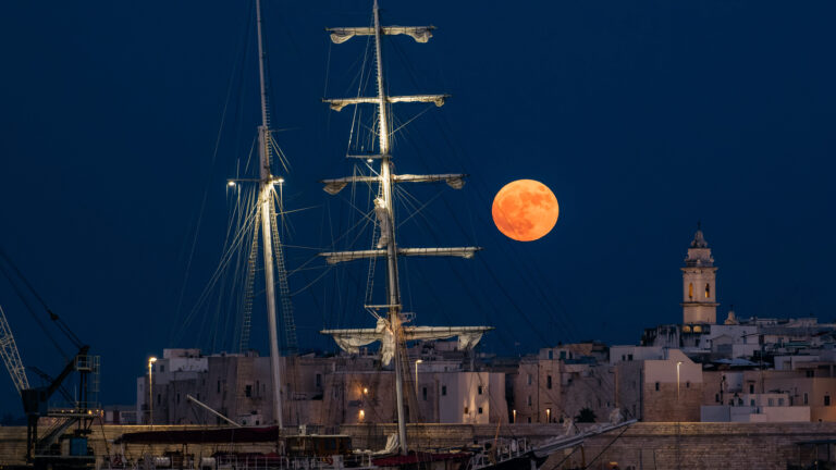 O Strawberry Moon de junho é uma delícia para os observadores do céu em todo o mundo. Aqui estão nossas fotos favoritas