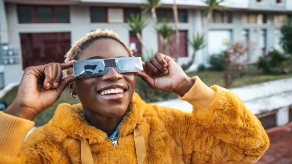 Óculos Eclipse estão à venda antes do eclipse solar total de 12 de agosto