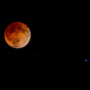 Por que as estrelas aparecem em cores diferentes no céu noturno?