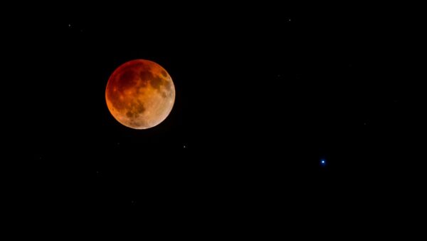 Por que as estrelas aparecem em cores diferentes no céu noturno?