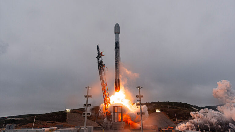 SpaceX envia 24 satélites Starlink para órbita no primeiro lançamento como empresa pública (vídeo)