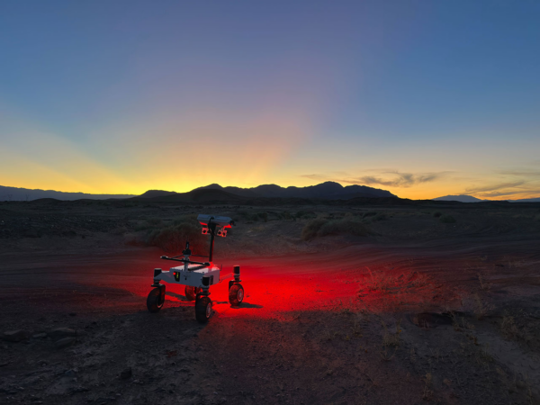 Teste de campo no deserto com protótipo de Rover avançado da NASA