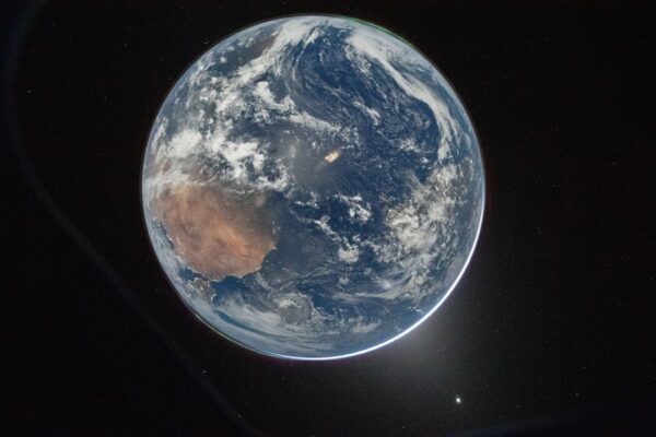 Uma Terra iluminada pela lua vista de Artemis II