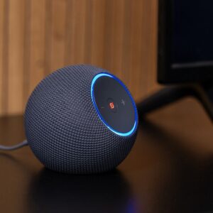 Alexa grandona: caixa de som inteligente e potente aparece em oferta na Amazon