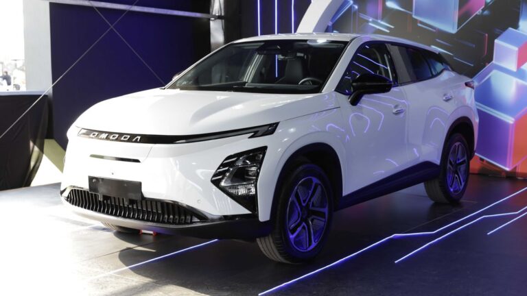 Omoda E5 ganha versão "no precinho" para desafiar BYD Dolphin