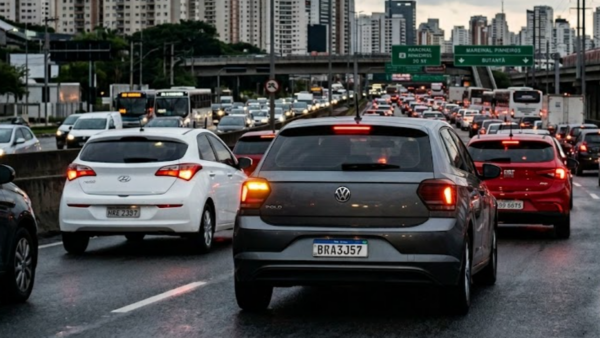 Seta vermelha no carro é permitida por lei? Entenda a regra de trânsito