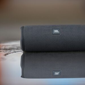 Nova JBL avisa quando USB está molhada para evitar choques; veja preço no Brasil