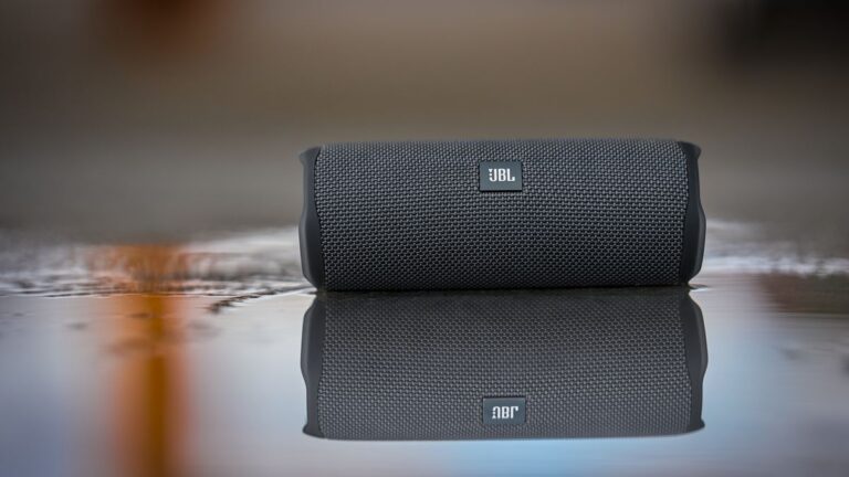 Nova JBL avisa quando USB está molhada para evitar choques; veja preço no Brasil