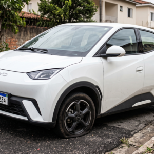 Pneu murcho faz o carro elétrico gastar mais bateria?