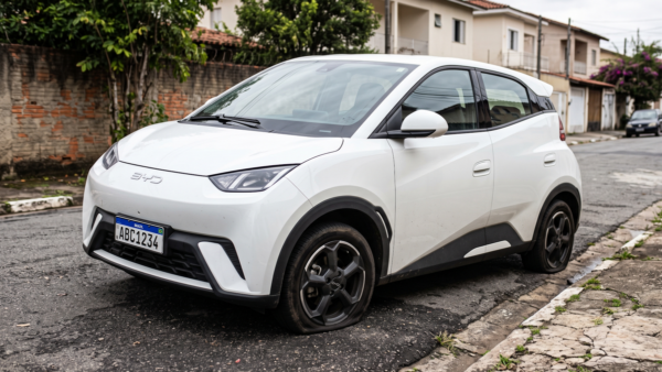 Pneu murcho faz o carro elétrico gastar mais bateria?