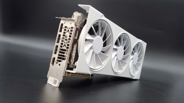 Poderosa e linda: Radeon RX 9070 branca da XFX com preço no chão no KaBuM!