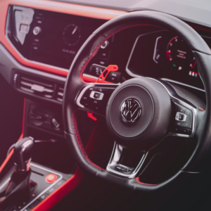 Mão inglesa: por que em alguns países o carro tem volante do lado direito?