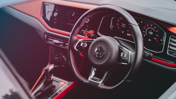 Mão inglesa: por que em alguns países o carro tem volante do lado direito?