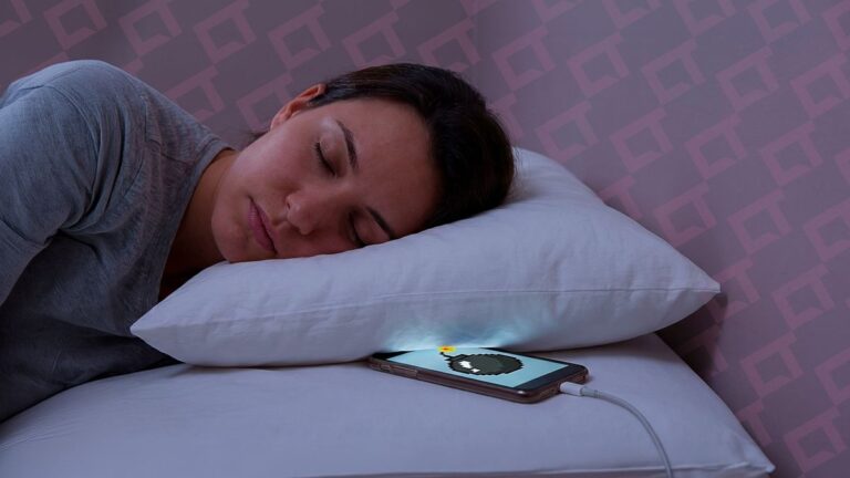 Dormir com o celular carregando embaixo do travesseiro pode causar explosão?