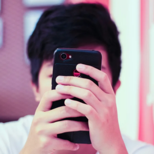 Reino Unido quer tirar jovens das redes sociais com "toque de recolher digital"