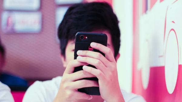 Reino Unido quer tirar jovens das redes sociais com "toque de recolher digital"