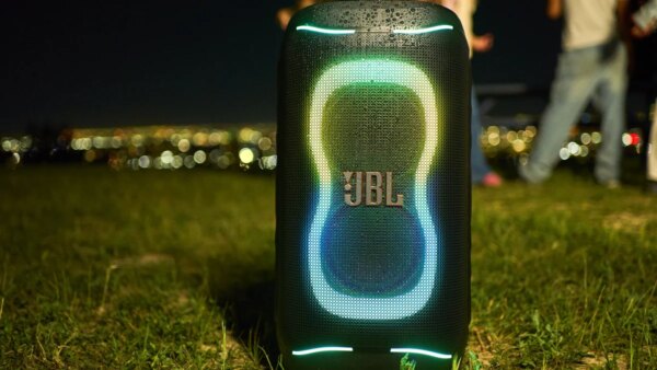 JBL gigante chega com bateria para 15 horas de música; 2 woofers e 2 tweeters