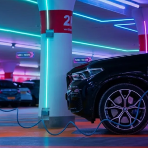 China faz aposta inusitada para diminuir custo de carros elétricos urbanos