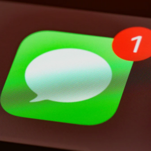 Recurso "escondido" no iPhone traduz mensagens de texto em tempo real
