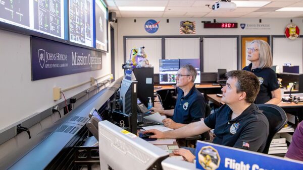 A nave espacial New Horizons da NASA acorda da hibernação com boa saúde