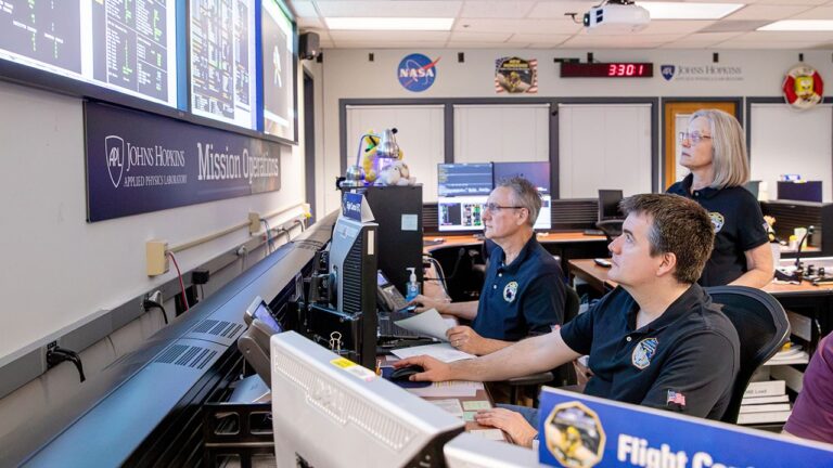 A nave espacial New Horizons da NASA acorda da hibernação com boa saúde