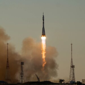 Astronauta da NASA Anil Menon e companheiros de tripulação chegam à estação espacial