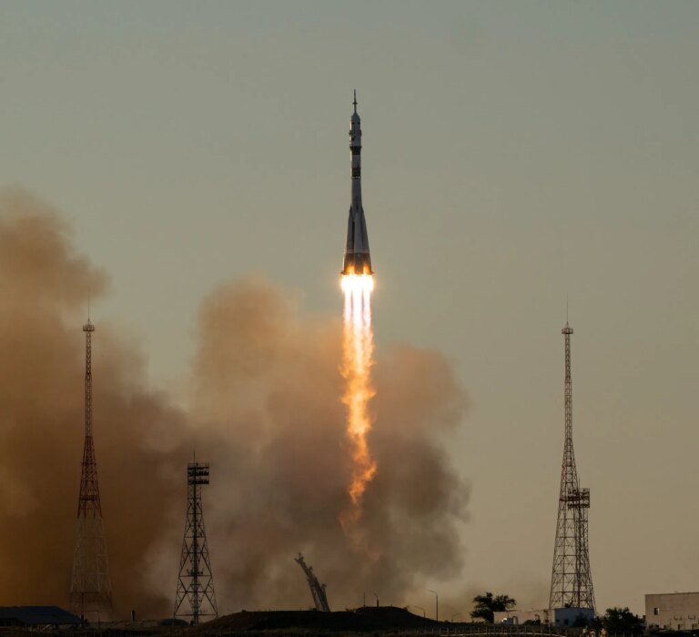 Astronauta da NASA Anil Menon e companheiros de tripulação chegam à estação espacial