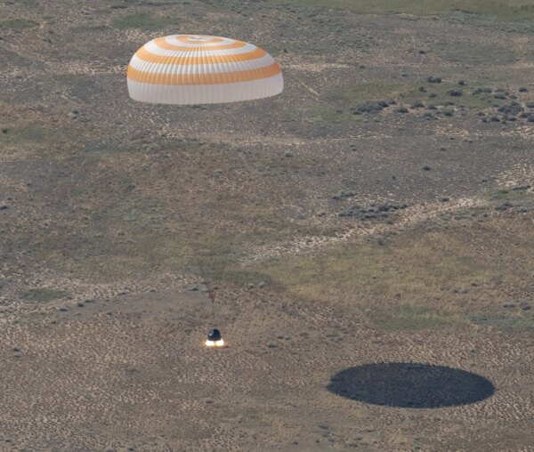 Astronauta da NASA Chris Williams e tripulantes retornam da estação espacial