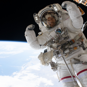Astronauta flexiona os músculos durante a foto da caminhada no espaço do dia 7 de julho de 2026