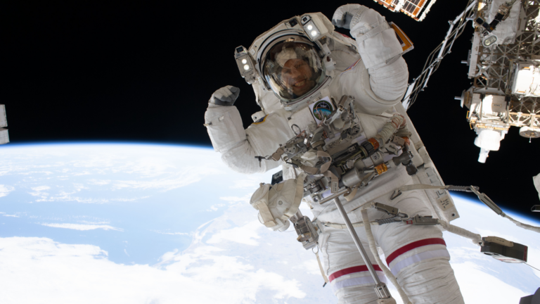 Astronauta flexiona os músculos durante a foto da caminhada no espaço do dia 7 de julho de 2026