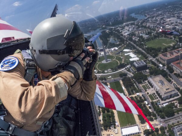 Fotógrafo da NASA captura imagens do F-18 sobre Washington