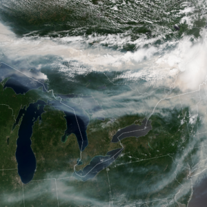 Fumaça de incêndios florestais devastadores no Canadá, visível da foto espacial do dia de 17 de julho de 2026