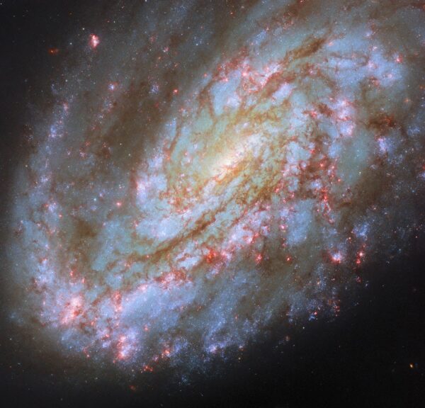 Hubble espia espiral unilateral - NASA Science