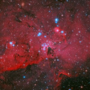 Hubble vê nuvem carmesim e estrelas