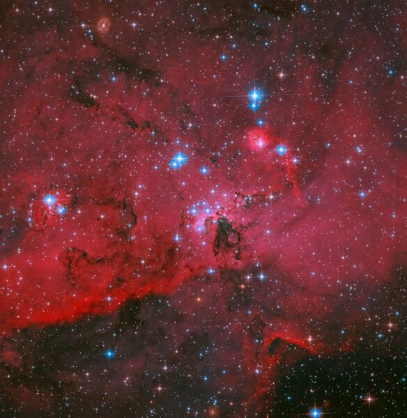 Hubble vê nuvem carmesim e estrelas