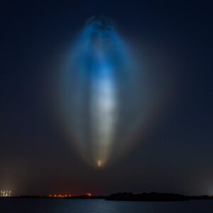 Lançamento da SpaceX cria 'águas-vivas' coloridas na foto do céu noturno do dia 10 de julho de 2026