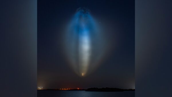 Lançamento da SpaceX cria 'águas-vivas' coloridas na foto do céu noturno do dia 10 de julho de 2026