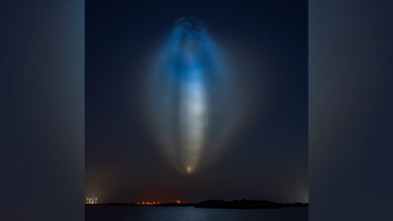 Lançamento da SpaceX cria 'águas-vivas' coloridas na foto do céu noturno do dia 10 de julho de 2026