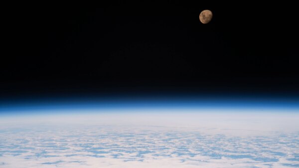 Lua Crescente Gibosa - NASA