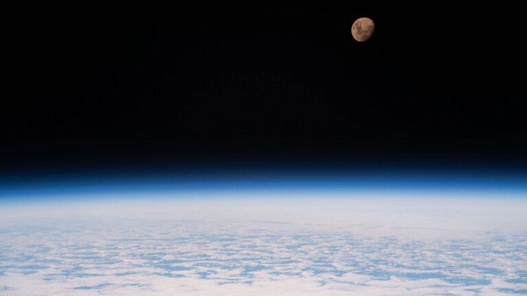 Lua Crescente Gibosa - NASA