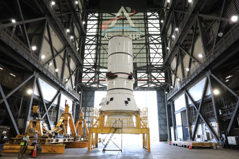 NASA começa a empilhar foguetes antes do lançamento do astronauta Artemis III em 2027 (fotos)