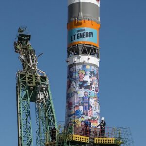 Os astronautas acabaram de lançar um foguete Soyuz com um anúncio de bebida energética, dando continuidade a uma tradição russa